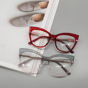 Occhiali cat-eye alla moda con montature sfumate rosso e grigio-rosa e aste in metallo oro