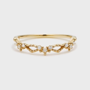 Makroaufnahme von V-förmigem Goldring mit funkelnden Zirkoniasteinen im Vintage-Stil
