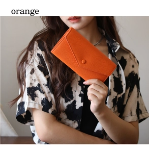 Detail der orangefarbenen Damen-Geldbörse aus Leder mit modischem Umschlagverschluss