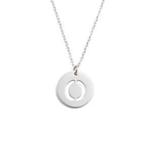 Vue détaillée du pendentif circulaire ajouré argenté avec une fine chaîne en métal