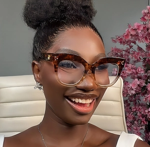 Primo piano di occhiali cat-eye tartarugati con sfumatura indossati da una donna