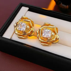 Boucles d'oreilles rose plaquées or 18 carats avec zircon carré et boîte à bijoux