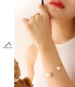 Detail shot of vintage 18K gold-plated stainless steel pearl open ring and bracelet set