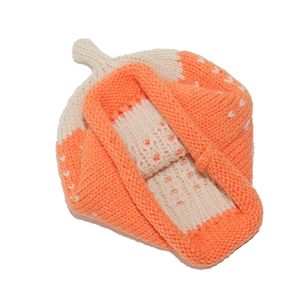 Détail d'un bonnet tricoté pour bébé avec motif kaki orange et texture douce