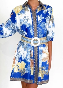 Vista dettagliata dell'abito con stampa vintage blu e bianca con cintura coordinata e colletto