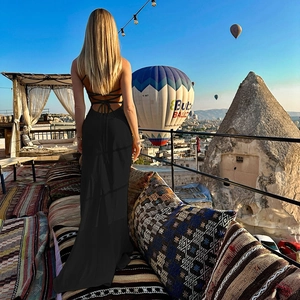 Détail d'une robe dos nu sexy avec des lanières croisées en tissu noir fluide et élégant