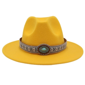 Détail d'un chapeau de feutre jaune avec ruban ethnique turquoise et décor argenté