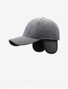 Détail d'une casquette en laine grise avec cache-oreilles et logo R métallique