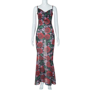 Détail de la robe longue d'été à col en V avec imprimé roses et ourlet sirène chic