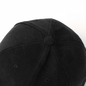 Dettaglio macro della parte superiore del cappello da baseball nero in lana
