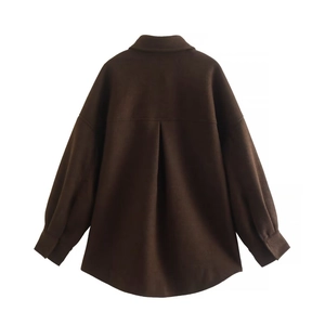 Détail du dos d'une veste en laine marron foncé avec pli creux élégant et texture