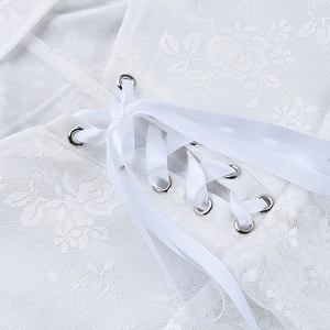 Détail de dentelle florale blanche avec laçage en ruban de satin et oillets argentés