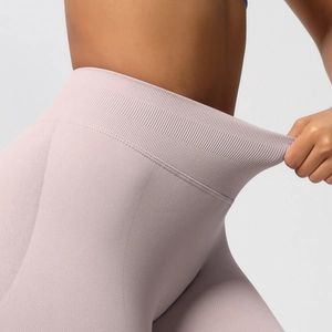 Nahaufnahme der hellvioletten High-Waist Yoga-Hose zeigt die hohe Elastizität des Stoffes