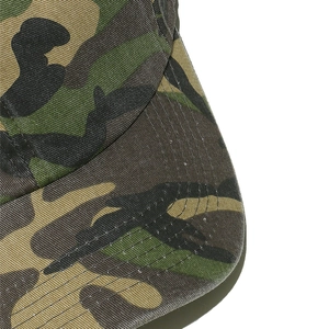 Détail de casquette camouflage jungle avec coutures précises sur le bord en coton