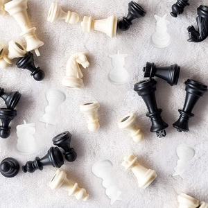 Détail de diverses pièces d'échecs en résine aux finitions mates et translucides