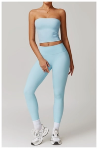 Détail d'un ensemble brassière bandeau bleu ciel et legging de sport pour fitness et yoga