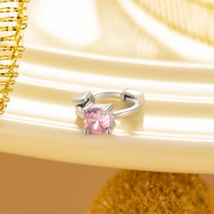 Silberne Creolen mit rosa Zirkonia-Edelstein in einem polierten minimalistischen Design