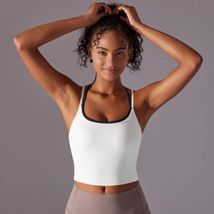 Détail d'une brassière de sport blanche et d'un legging de yoga taille haute mauve