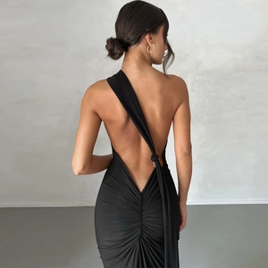 Détail d'une robe noire dos nu sexy avec plis élégants et coupe ajustée sophistiquée
