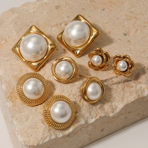 Set of 4 vintage 316L stainless steel gold earrings with elegant pearls and floral designs