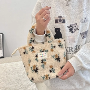 Detail der cremefarbenen Fleece-Tasche mit Vintage-Blumenmuster und sozakka-Etikett