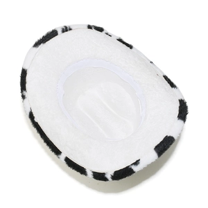 Détail de la fourrure synthétique douce et du motif vache d'un chapeau de cowboy ouest
