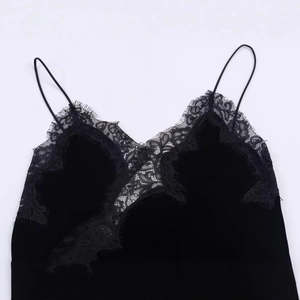 Schickes schwarzes Samt-Top mit zartem Wimpernspitzenbesatz und dünnen Trägern