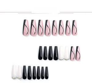 Détails de faux ongles ballerine longs avec motifs noirs et strass scintillants