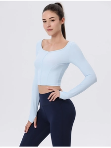 Detailansicht hellblaues Yoga-Oberteil mit gerippter Textur und Square-Neck-Ausschnitt