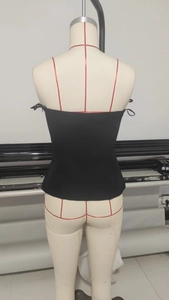 Vue arrière d'un haut bustier noir sans bretelles avec motif floral contrasté chic