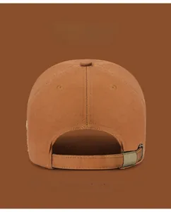 Détail de casquette vintage marron avec boucle métallique réglable et finition distressed
