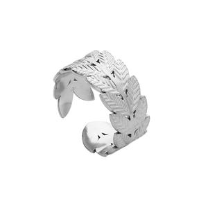 Vue macro d'une bague ouverte feuille de plume argentée en acier inoxydable pour femmes