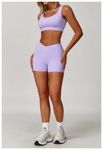 Detail der High-Waist Yoga-Shorts mit Kreuz-Bund und passendem lavendelfarbenem Sport-BH