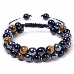 Dettaglio del bracciale da uomo a doppio strato con occhio di tigre, ematite e ossidiana