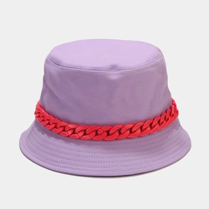 Dettaglio cappello alla pescatora lilla in cotone con catena decorativa rosa acceso