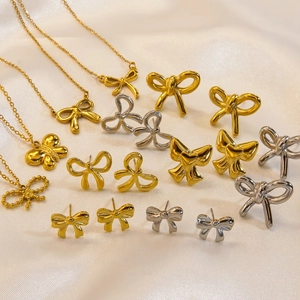 Minimalistisches 14K vergoldetes Edelstahl-Set aus Bogenhalskette und Ohrringen für Damen