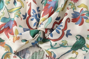 Detail der bunten Blumenmuster und der stilvollen Taillenknotung am V-Ausschnitt Kleid