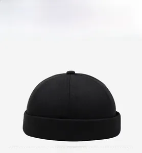 Détail de face d'un bonnet docker noir en coton au design minimaliste sans bord