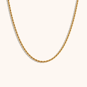Vue détaillée d'une chaîne corde en acier inoxydable plaqué or 18K à texture torsadée