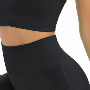 Détail du legging de yoga noir sans couture à taille haute avec texture tricotée