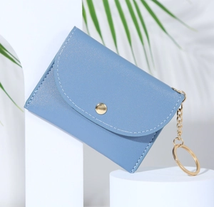 Détail du mini porte-monnaie enveloppe en cuir PU bleu ciel avec anneau doré et bouton