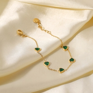 Bracelet en acier titane plaqué or 14K avec cinq zircons verts en forme de cœur sur soie