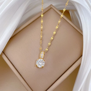 Minimalistische goldene Titan-Halskette mit Zirkon-Anhänger auf Seide in einer Box