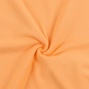 Detaillierte Makroansicht von orangefarbenem Rippstrickgewebe mit Textur und Elastizität