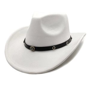 Detail eines weißen Wildleder-Cowboyhuts mit Vintage-Schnallen und Boho-Strassband