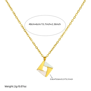 Collier minimaliste en acier doré avec pendentif carré géométrique et dimensions