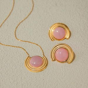 Détail d'un ensemble collier et boucles d'oreilles plaqués or avec pierres roses rétro