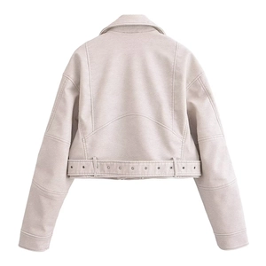 Détails du dos d'une veste de motard en similicuir pour femme avec ceinture et surpiqûres