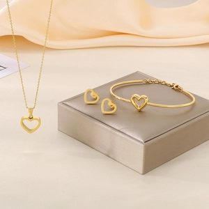 Vue détaillée d'un ensemble de bijoux en acier doré avec collier et boucles d'oreilles cœur