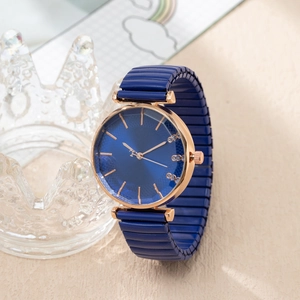 Dettaglio dell'orologio da donna oro rosa con quadrante blu e cinturino elastico
